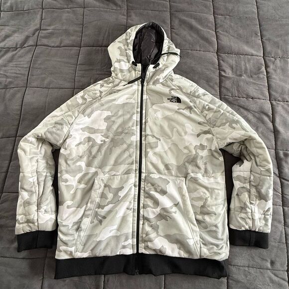 The North Face Men's Reversible Camo and Black Puffer Jacket - Picture 8 of 15